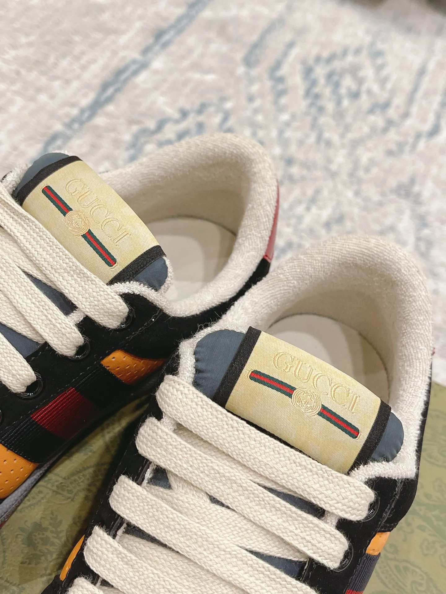 Ex-factory price: 540💰 GUCCI Gucci's newly upgraded back cover lining, top-notch old dirty shoes, classic casual sports shoes for couples, retro sneakers and old G family dirty shoes, updated at the counter simultaneously! ①The shoe upper has the same water-based edge coating process as the original version⚠️The ordinary oil edges on the market have a strong glue feel and are easy to fall off! Grade A first-layer nubuck leather (with pores)/matching computer embroidered double G cloth, high-density terry velvet lining. ② A PVC transparent small round mark sealing line is added to the details of the midsole. The mold is opened six times and the jewelry craftsmanship is used to customize the two-color double G buckle, striving to be the same as the original version. A pair of buttons is more than three times more expensive than ordinary buckles on the market. ③An old two-color washable label, the chip is placed on the outer waist of the right foot, the entire shoe is completely hollowed out with rubber technology, TUP material (rubber to distinguish the market) with the latest green packaging from the counter, 3D printed handbag, and a pair of shoelaces. There is no pressure when entering and exiting the counter. You can buy a 1:1 accurate replica of the original version and modify and upgrade it repeatedly. The details are perfectly restored, the materials are all customized, and they are truly top-notch. Please look at the details clearly to identify the quality. Upper: First-layer frosted cowhide/embroidered double G cloth. Lining: original high-density velvet lining. Foot pads: original pearlescent sheepskin. Outsole: private molded vacuum TPU material. Packaging: original top-grade full set packaging at the counter. Shoe size: women's size 35-40, men's size 39-44 (men's size 38, 45🉑️customized, non-returnable)
